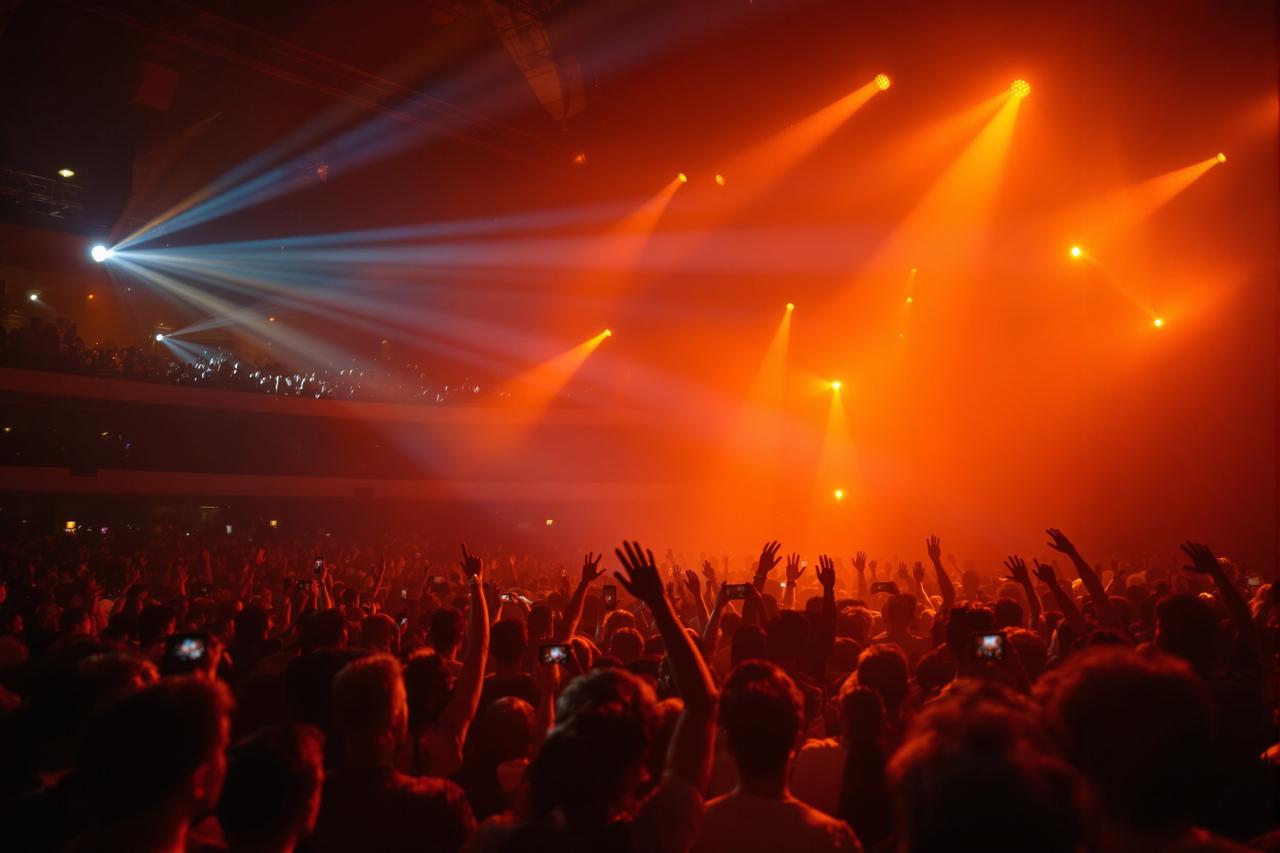 操逼视频影迷见面会圆满举行，万名粉丝热情参与